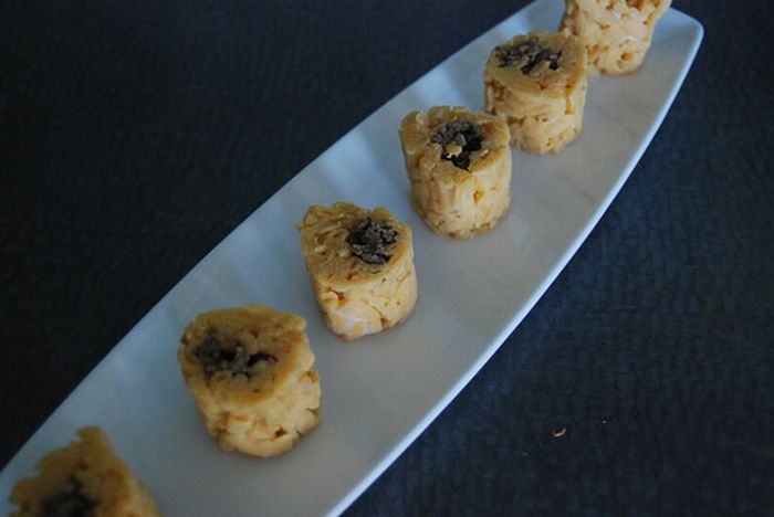 Making Sushi Rolls With Macaroni and Cheese (15 pics)