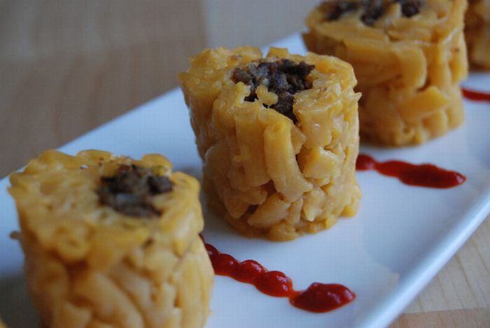 Making Sushi Rolls With Macaroni and Cheese (15 pics)