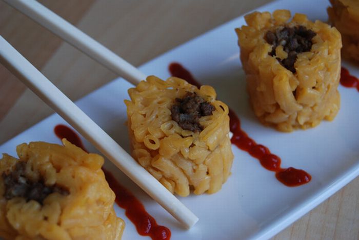 Making Sushi Rolls With Macaroni and Cheese (15 pics)