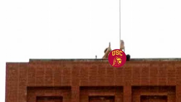 Students Were Caught Having Sex on The Roof of USC Building (5 pics)