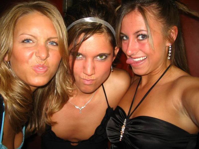 Hot Girls Making Funny Faces (64 pics)