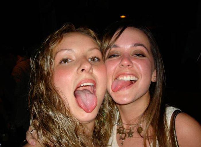 Hot Girls Making Funny Faces (64 pics)