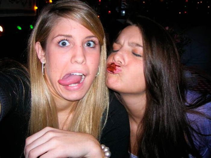 Hot Girls Making Funny Faces (64 pics)