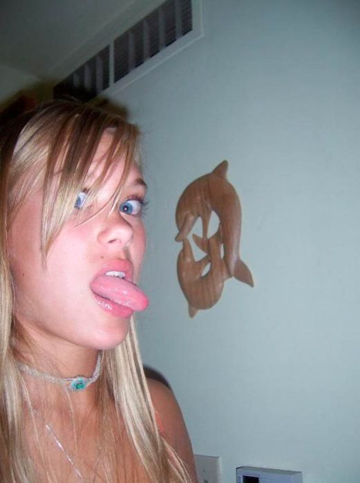 Hot Girls Making Funny Faces (64 pics)