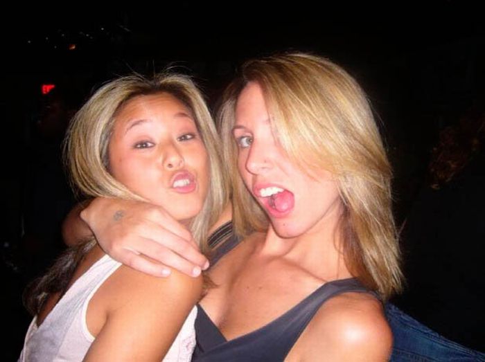 Hot Girls Making Funny Faces (64 pics)