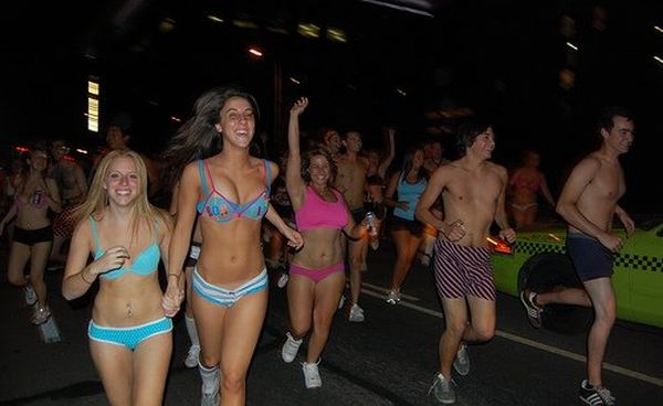 ASU Students Made an Awesome Undie Run (24 pics)