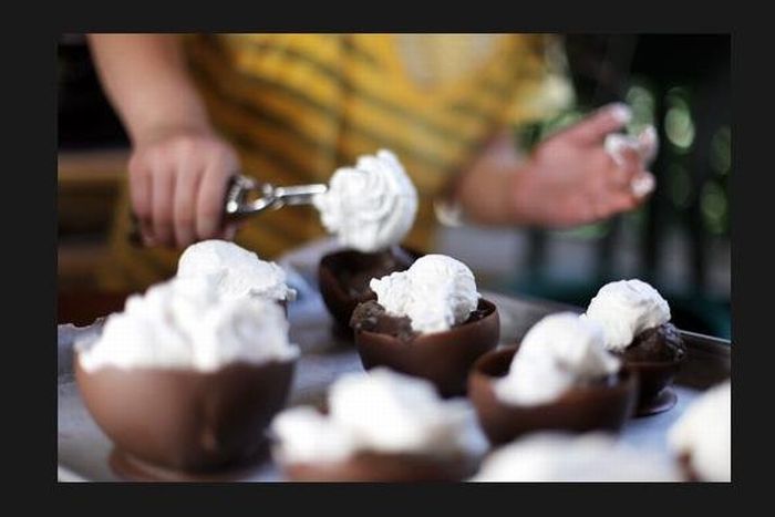 How to Make Chocolate Ice-cream Cups Using Balloons (7 pics)
