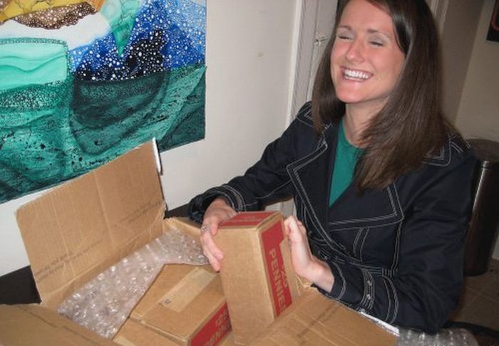 10,000 Pennies in One Box (19 pics)