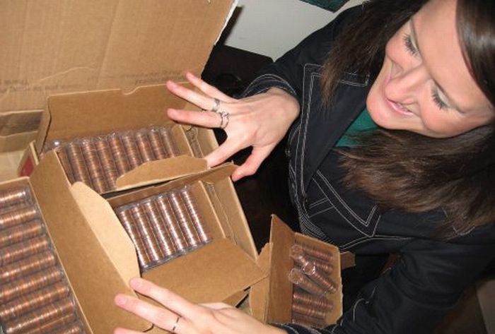 10,000 Pennies in One Box (19 pics)