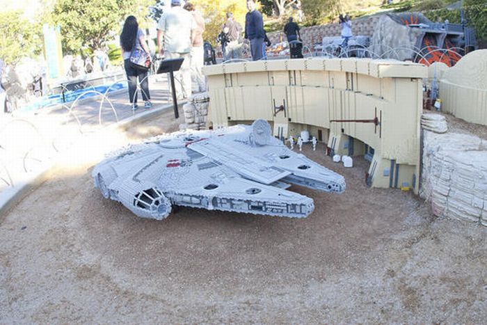 Amazing LEGO Star Wars Land (14 pics)