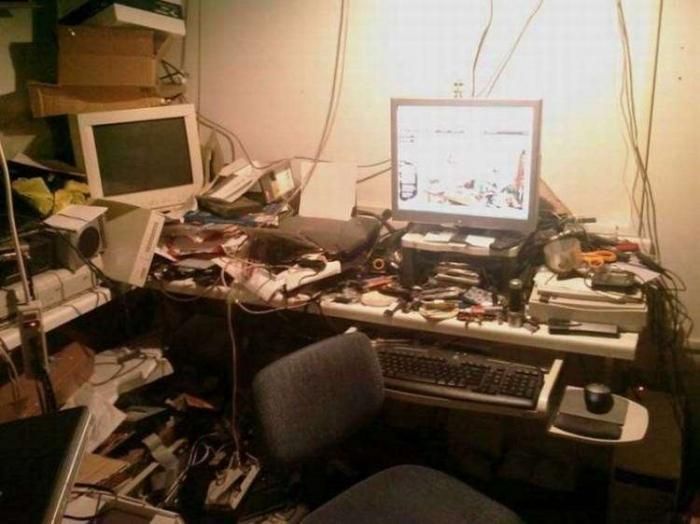 Messy Workstations (45 pics)