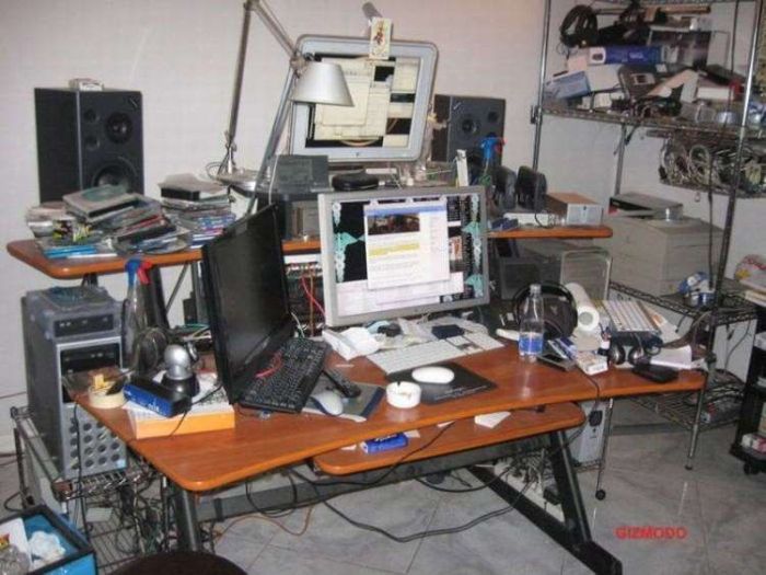 Messy Workstations (45 pics)