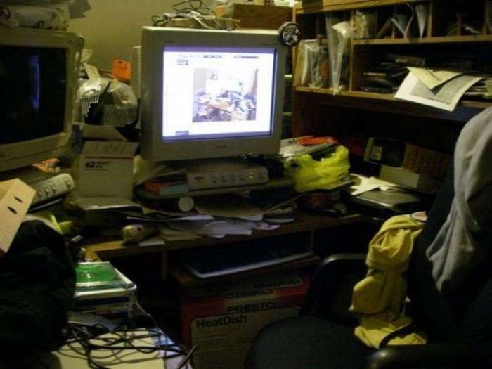 Messy Workstations (45 pics)