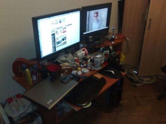 Messy Workstations (45 pics)