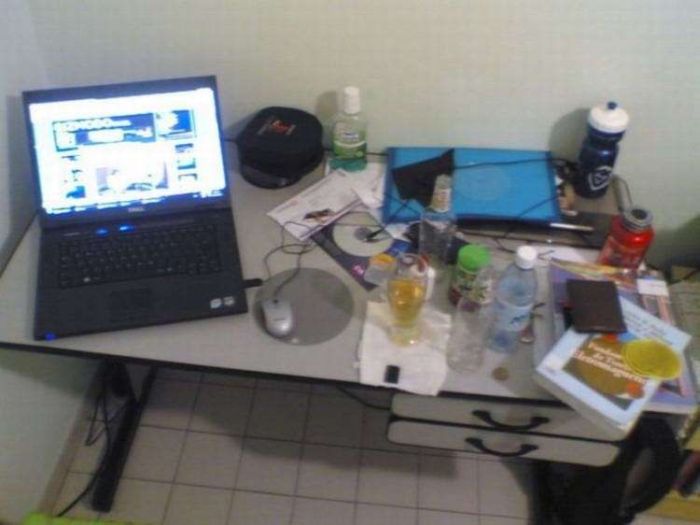Messy Workstations (45 pics)