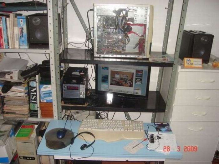 Messy Workstations (45 pics)