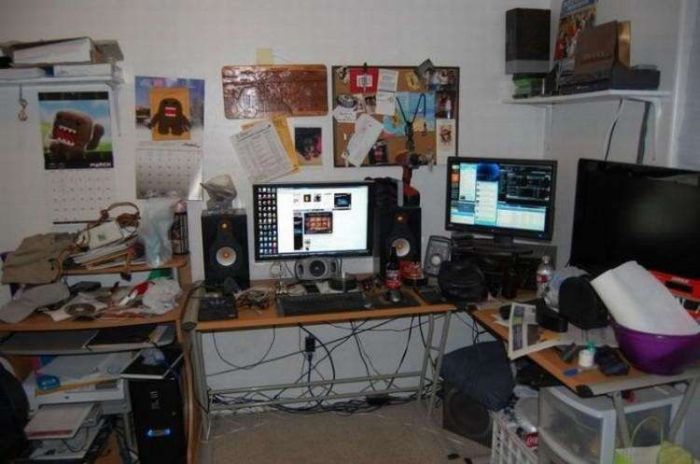 Messy Workstations (45 pics)