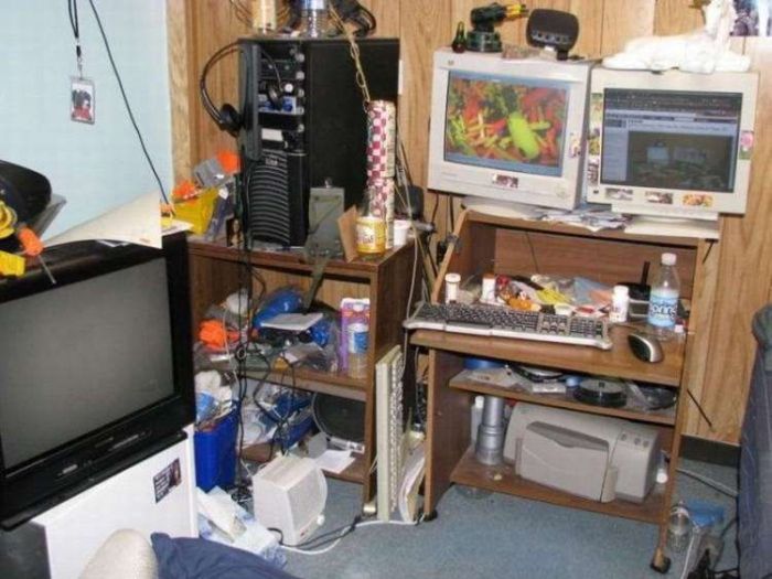 Messy Workstations (45 pics)
