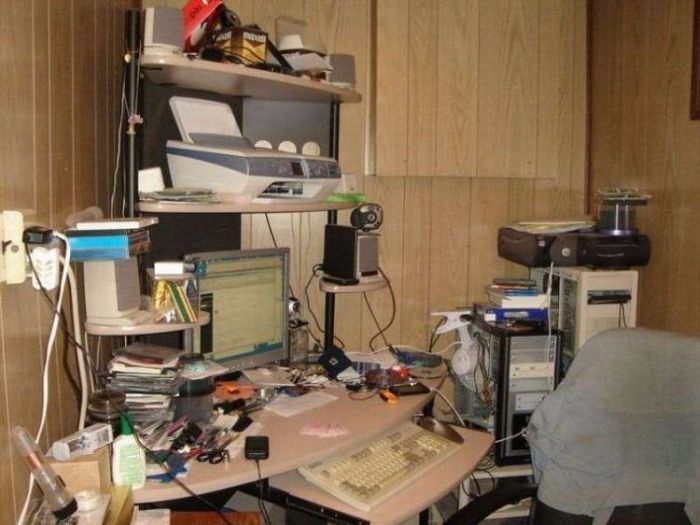 Messy Workstations (45 pics)