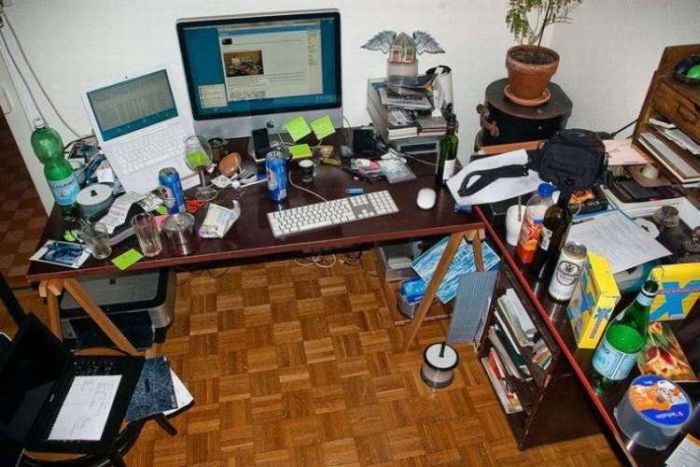 Messy Workstations (45 pics)