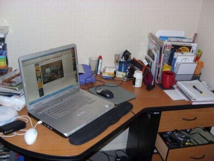 Messy Workstations (45 pics)