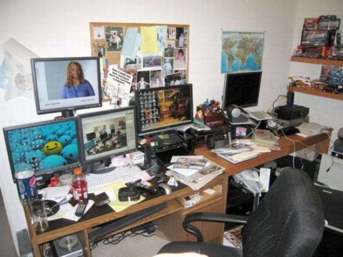 Messy Workstations (45 pics)