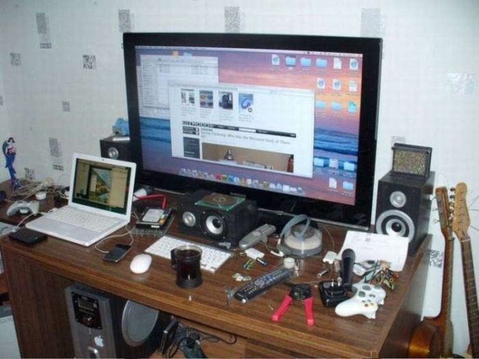 Messy Workstations (45 pics)