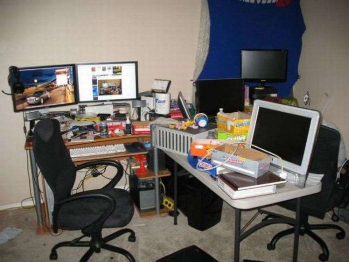 Messy Workstations (45 pics)
