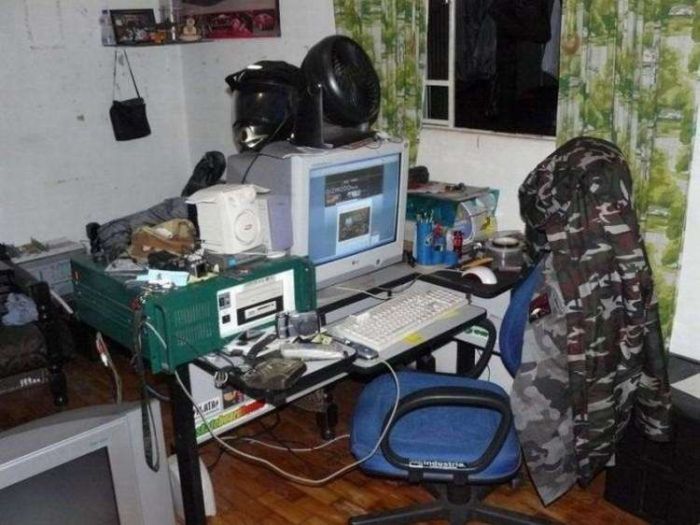 Messy Workstations (45 pics)