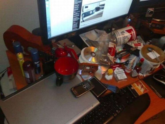 Messy Workstations (45 pics)