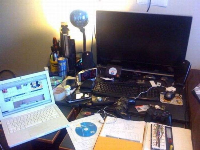 Messy Workstations (45 pics)