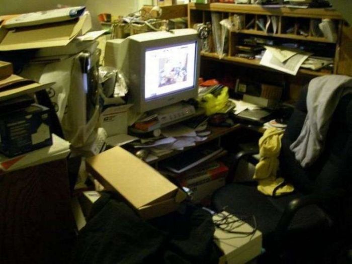 Messy Workstations (45 pics)