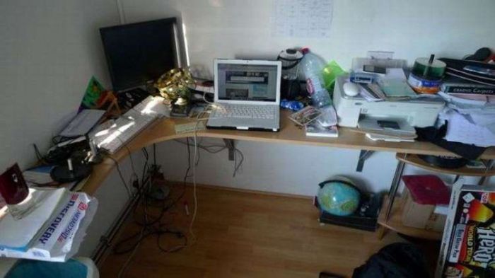 Messy Workstations (45 pics)