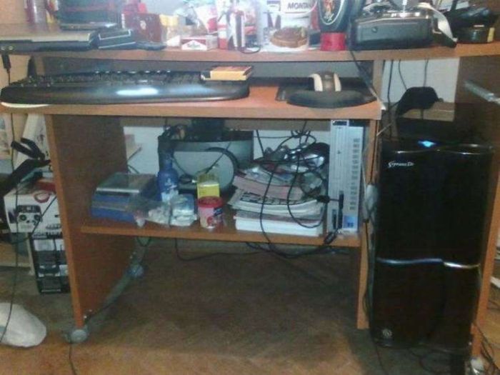 Messy Workstations (45 pics)