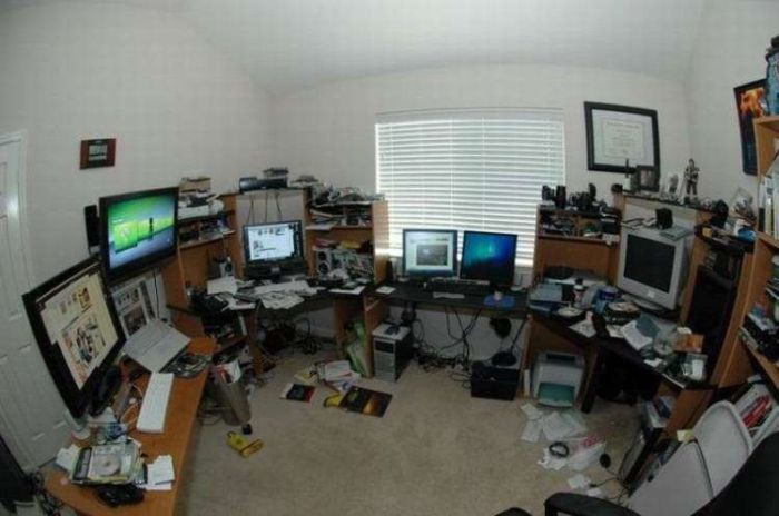 Messy Workstations (45 pics)