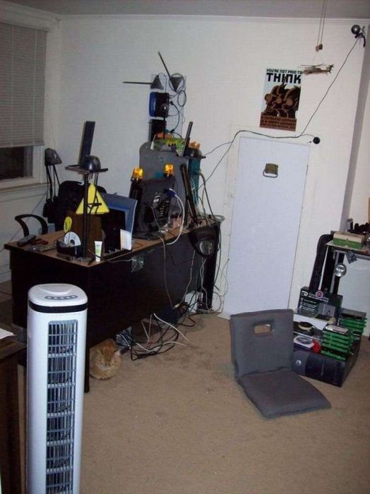 Messy Workstations (45 pics)