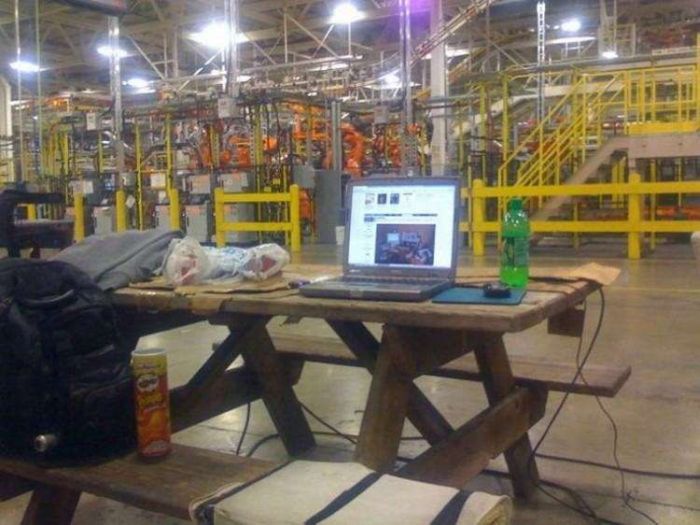Messy Workstations (45 pics)