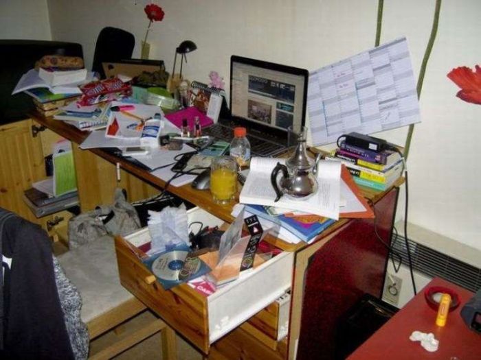 Messy Workstations (45 pics)