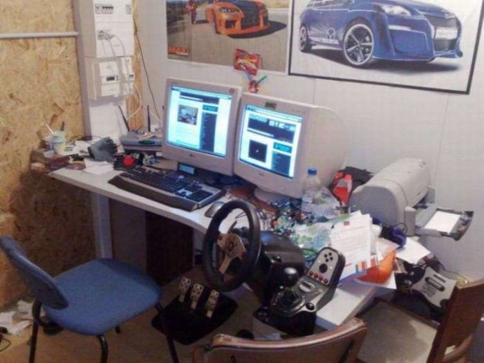 Messy Workstations (45 pics)