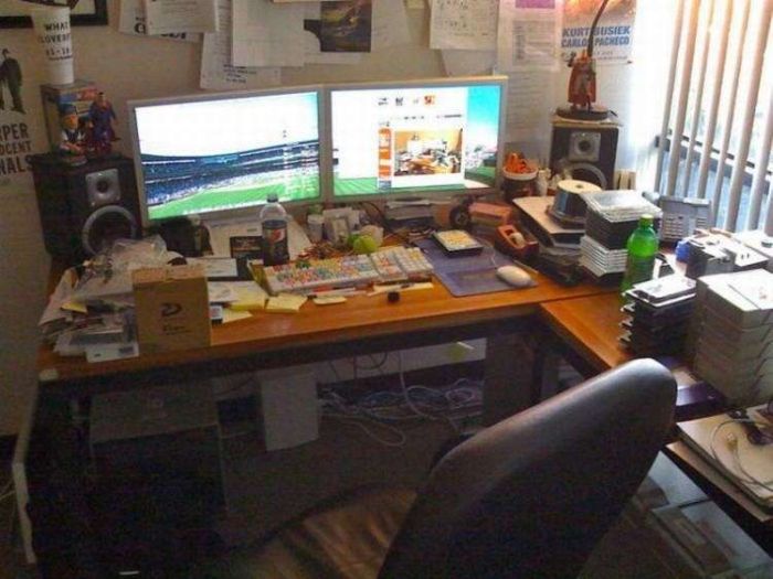 Messy Workstations (45 pics)