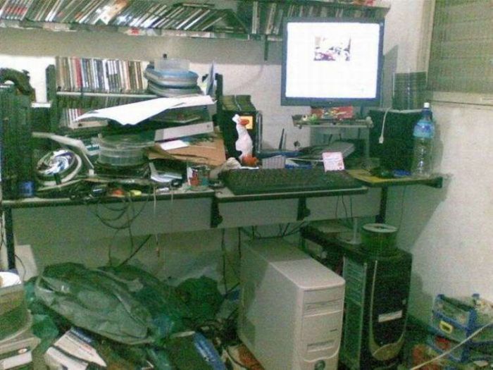 Messy Workstations (45 pics)