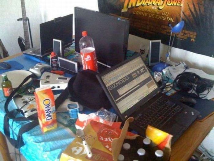 Messy Workstations (45 pics)