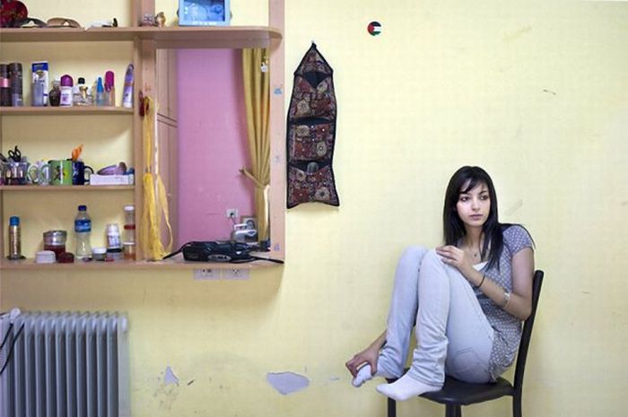 Girls and Their Rooms (78 pics)