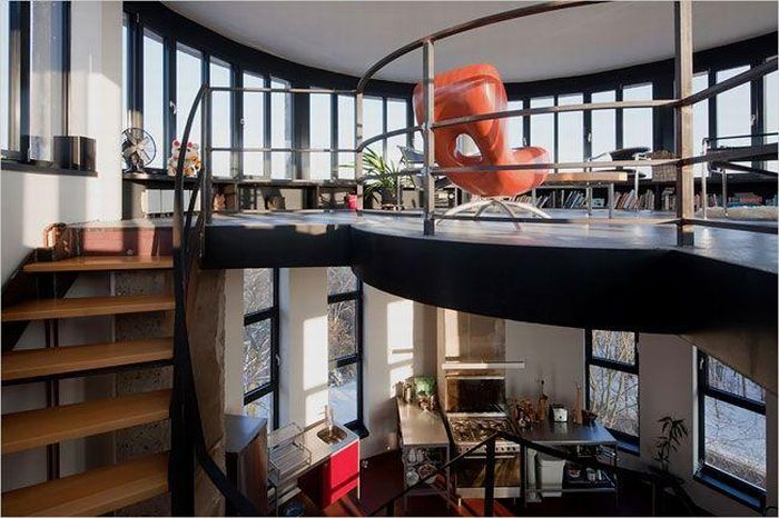 Incredible House Inside a Water Tower (8 pics)