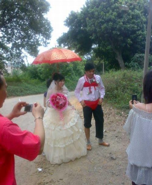 Strange Chinese Wedding Custom (8 pics)