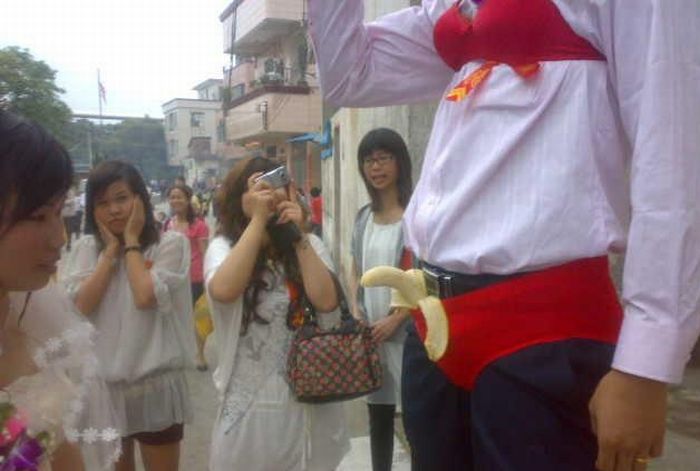 Strange Chinese Wedding Custom (8 pics)