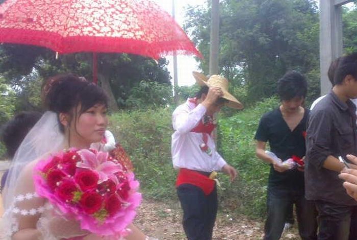 Strange Chinese Wedding Custom (8 pics)