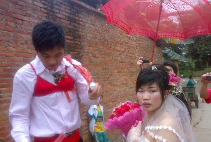 Strange Chinese Wedding Custom (8 pics)