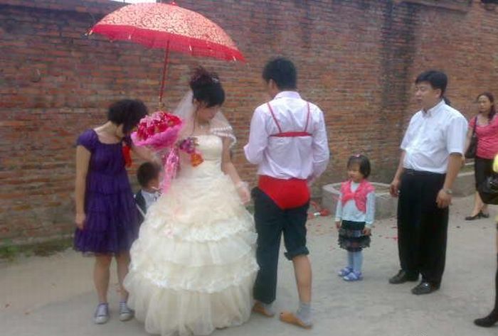 Strange Chinese Wedding Custom (8 pics)