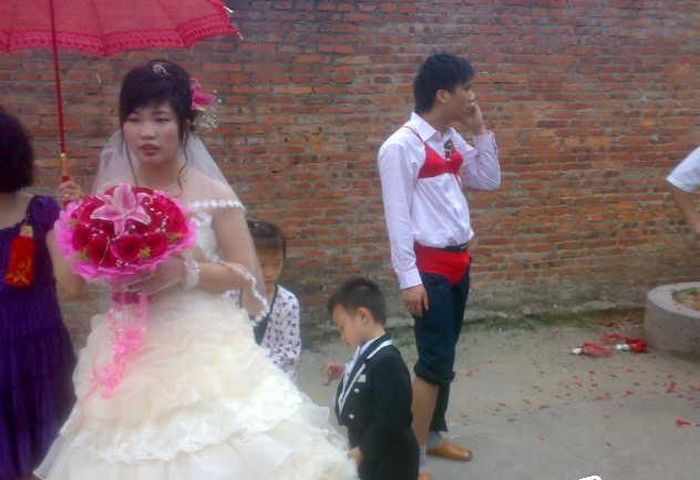 Strange Chinese Wedding Custom (8 pics)